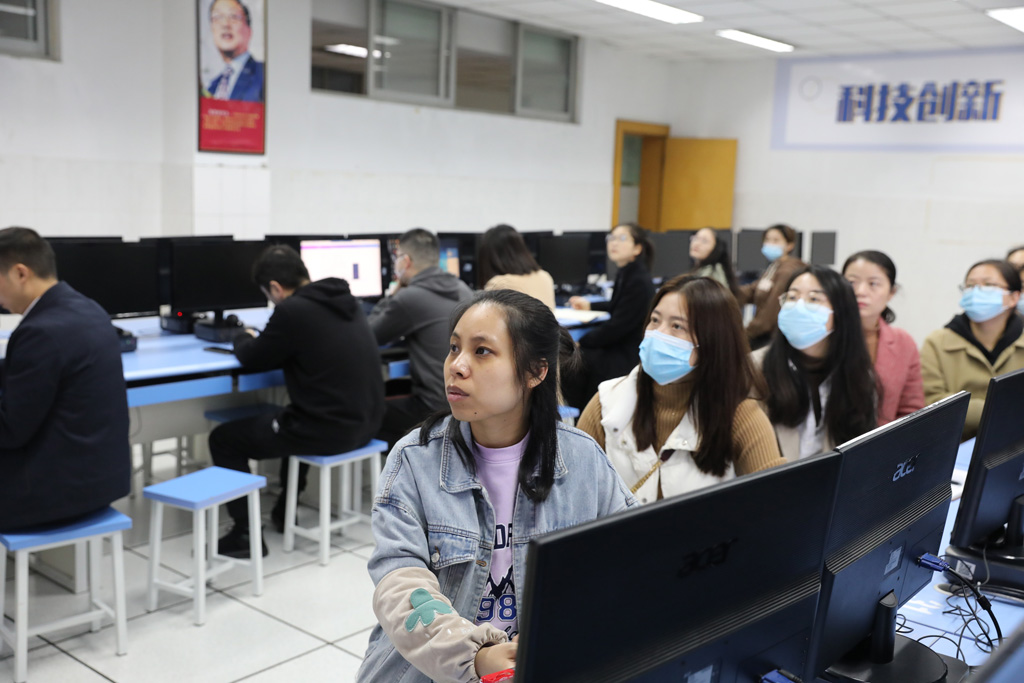 1669792847398284.jpg 图2 参会老师认真观看.jpg
