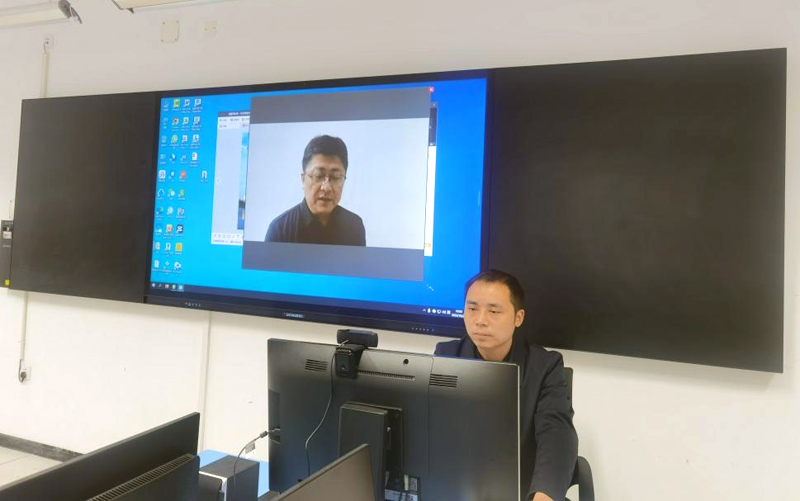 郭斌主任做课例点评.jpg